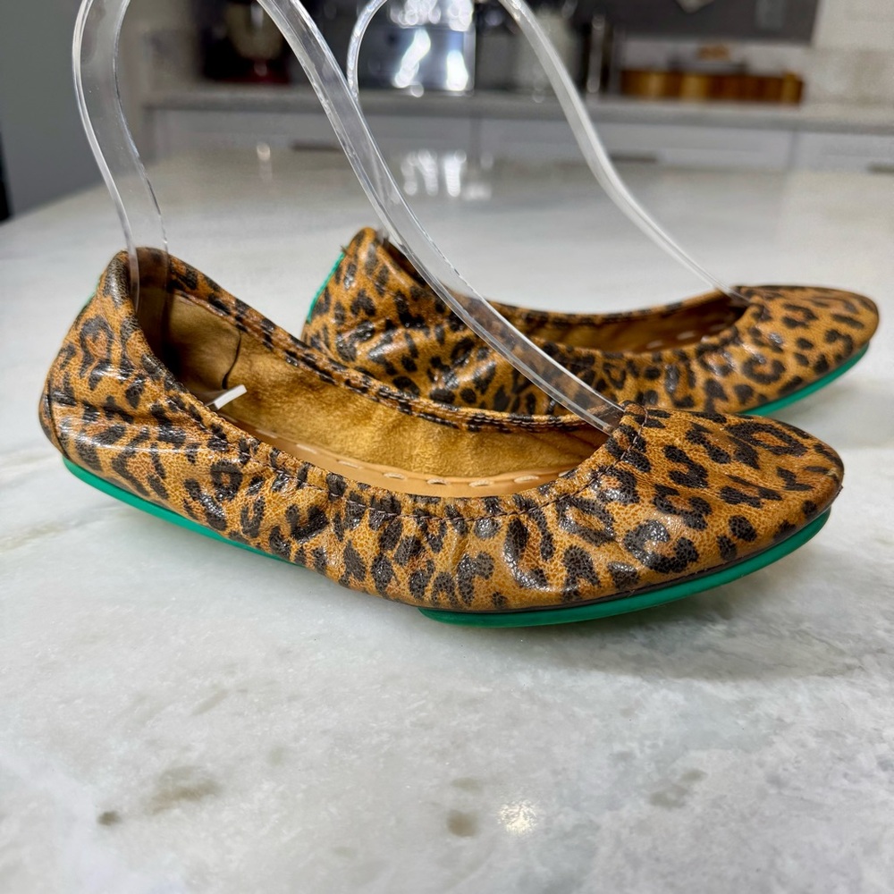 Tieks leopard print ballet flat shoe. Size 6